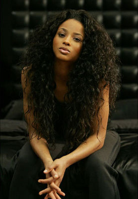 Des cheveux indiens longs et fins, des cheveux humains bouclés.